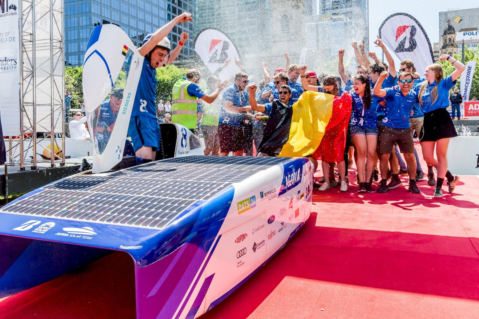 Agoria Solar team uit Leuven en Solar Team Eindhoven, beide wereldkampioen in Australië!