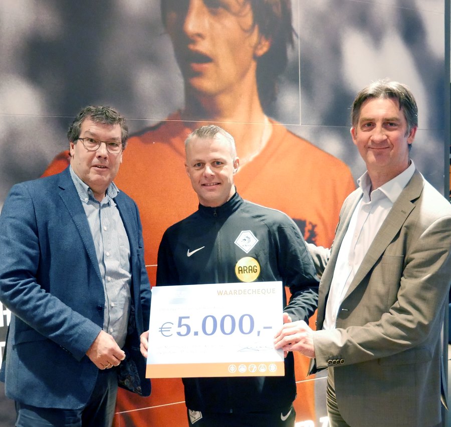 Björn Kuipers ontvangt cheque van 5.000 euro voor Stichting steun Emma Kinderziekenhuis