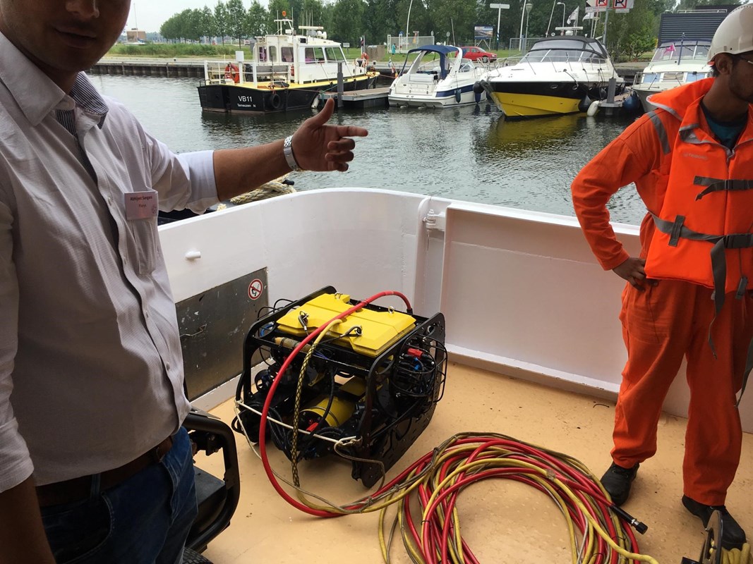Geavanceerde onderwaterrobot controleert havenkades