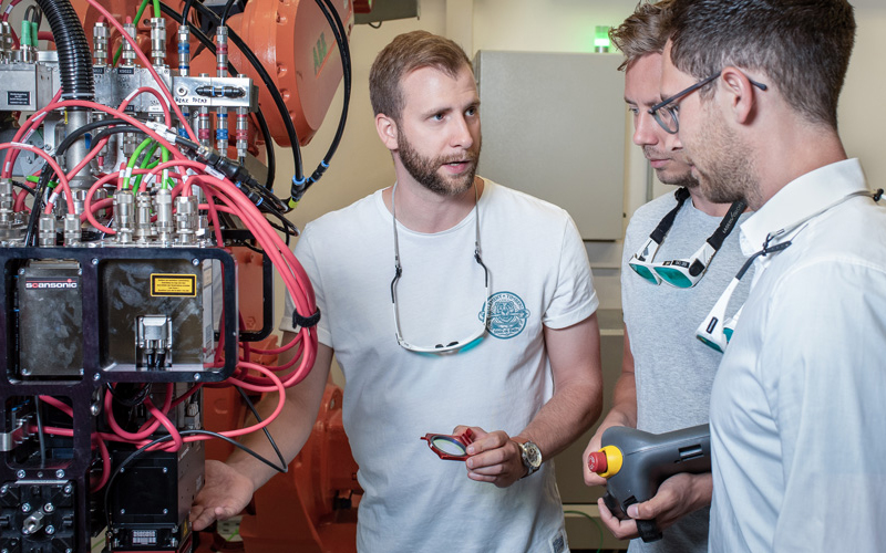    In zijn eigen laserlaboratorium ontwikkelt en optimaliseert Scansonic nieuwe toepassingen voor zijn bewerkingsoptieken op verschillende soorten robots.