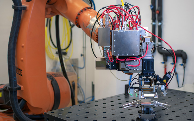 De talrijke kabels voor laserbewerkingsoptiek worden gebruikt voor stroom- en datatransmissie en voor aansluiting op robots en besturingskasten.