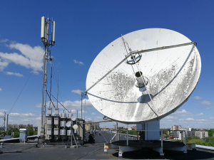 De ontwikkeling van een tweede generatie Ku-band Multi Carrier testsysteem voor hoogvermogen microgolf testen aan satelliet componenten