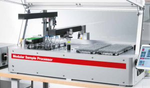 Compact bench-top platform: de modulaire proefmonsterprocessor kan voor vloeistoffen, vaste stoffen en als tafelmodel of geïntegreerd in een complete automatiseringsoplossing worden ingezet.